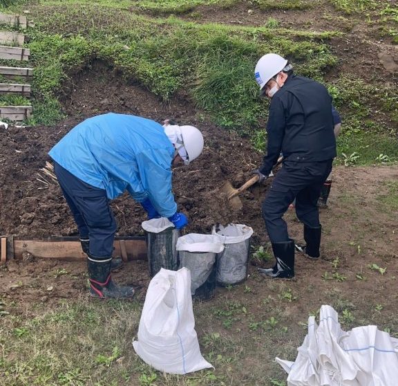 屋根の修繕作業