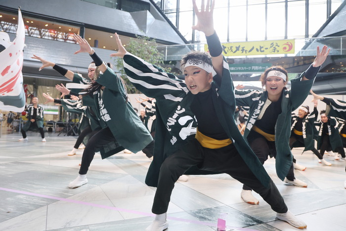 メチャハピー祭 踊りの様子 左側